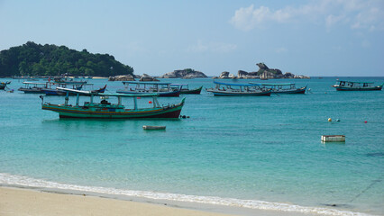 Obraz premium Fishing Boat Docked on the Shore After Returning from Sea
