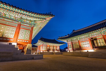 Fototapeta premium Gyeongbokgung Palace at Night and beautiful lights, Seoul, South Korea.