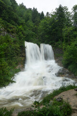 Obraz premium Magische Wasserfälle im Weißbachtal bei Inzell nach starkem Regen.