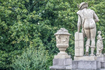 lübeck, deutschland - statuen auf der puppenbrücke