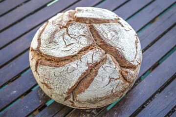 altdeutsches landbrot auf einem holztisch