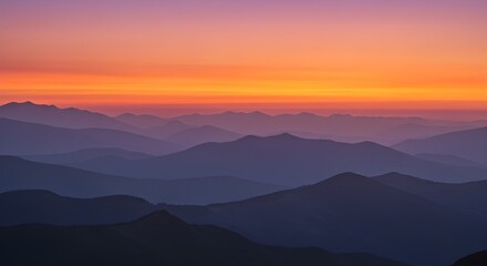 Obraz premium Dusk Horizon with Silhouetted Peaks