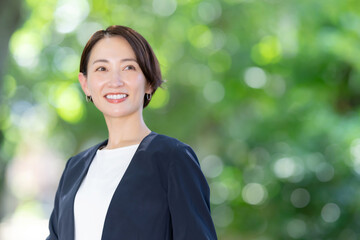 ビジネス　女性　新緑
