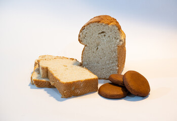 Pan de molde casero con miga suave, acompañado de tradicionales pancitos de miel del norte argentino, sobre fondo blanco. Representación de la panadería artesanal y la cultura culinaria de Jujuy