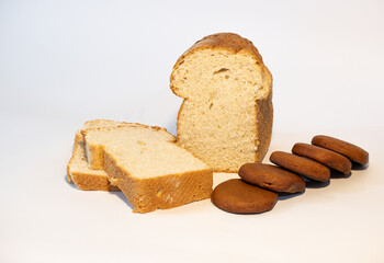 Pan de molde casero con miga suave, acompañado de tradicionales pancitos de miel del norte argentino, sobre fondo blanco. Representación de la panadería artesanal y la cultura culinaria de Jujuy