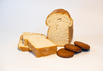 Pan de molde casero con miga suave, acompañado de tradicionales pancitos de miel del norte argentino, sobre fondo blanco. Representación de la panadería artesanal y la cultura culinaria de Jujuy