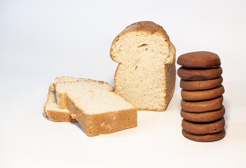 Pan de molde casero con miga suave, acompañado de tradicionales pancitos de miel del norte argentino, sobre fondo blanco. Representación de la panadería artesanal y la cultura culinaria de Jujuy