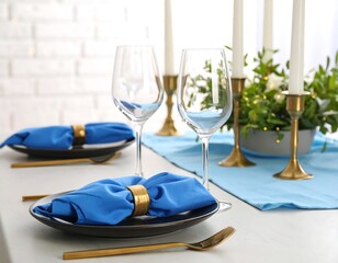 Elegant table setting with blue napkins and gold cutlery for a special occasion