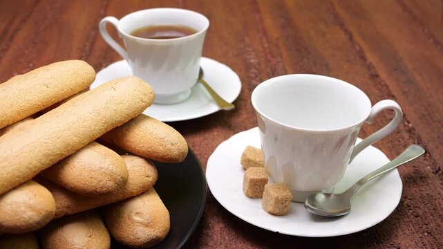 Versare il t&egrave; nella tazza, colazione con t&egrave; e savoiardi sardi