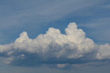 NUBES DE TORMENTA EN CIELO AZUL