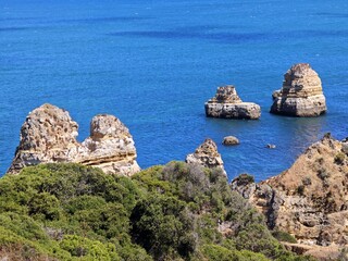 Bucht mit ausgewaschenen Felsen an der Algarve