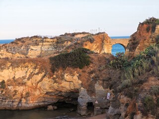 Algarve Felsküste mit Brücke