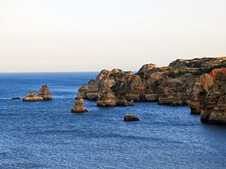 Küste an der Algarve mit ausgewaschenen Felsen
