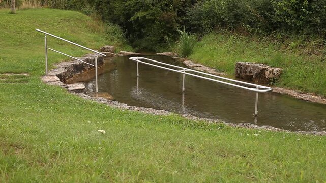 Kneippbecken Kneipp Gesundheit Kneipp-Therapie Hydrotherapie Wasserbecken Bach Durchblutung Kreislauf Wassertreten Storchengang F&uuml;&szlig;e 