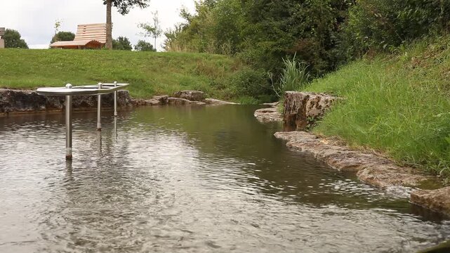 Kneippbecken Kneipp Gesundheit Kneipp-Therapie Hydrotherapie Wasserbecken Bank Liege Bach Durchblutung Kreislauf Wassertreten Storchengang F&uuml;&szlig;e 