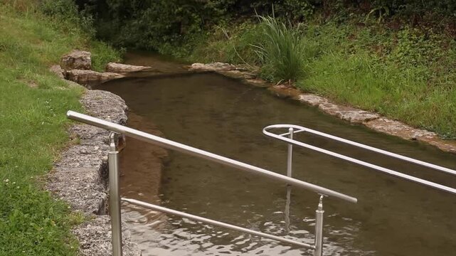 Kneippbecken Kneipp Gesundheit Kneipp-Therapie Hydrotherapie Wasserbecken Bach Durchblutung Kreislauf Wassertreten Storchengang F&uuml;&szlig;e 