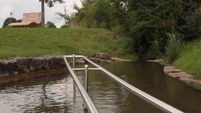 Kneippbecken Kneipp Gesundheit Kneipp-Therapie Hydrotherapie Wasserbecken Bach Durchblutung Kreislauf Wassertreten Storchengang F&uuml;&szlig;e 