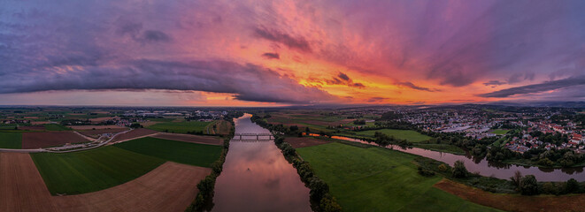Abenddämmerung über der Landschaft mit Gewässern und Feldern in Deutschland