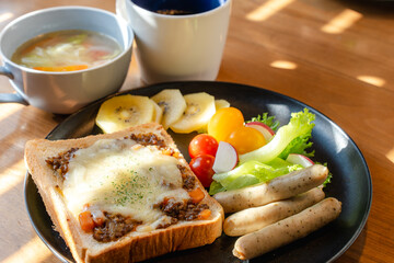 Western breakfast plate / ミートトーストの朝食セット
