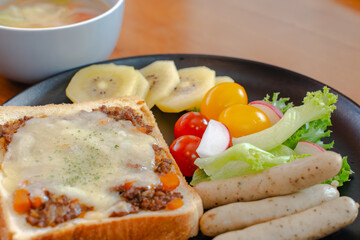 Western breakfast plate / ミートトーストの朝食セット
