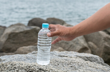 水のペットボトルを持っている人	