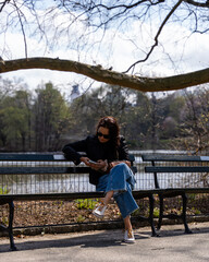 Mujer disfrutando de central park en New York