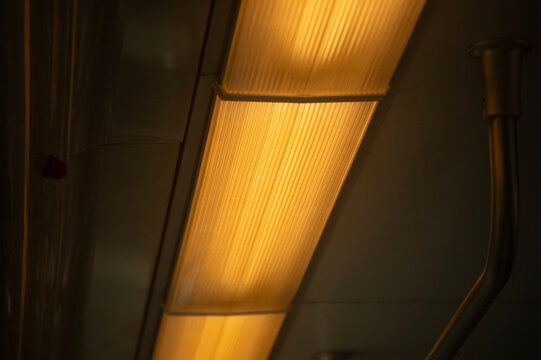 Luces interiores del tren urbano de Bayam&oacute;n, Puerto Rico, iluminando el espacio moderno del vag&oacute;n. Ambiente limpio y funcional que resalta el dise&ntilde;o del transporte p&uacute;blico y la movilidad urbana.