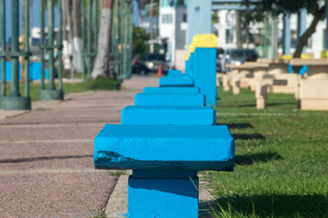 Banco azul ubicado en una vereda en Cata&ntilde;o, Puerto Rico. Este banquillo es utilizado por personas que esperan el autob&uacute;s del transporte p&uacute;blico en la zona, rodeado de un ambiente urbano t&iacute;pico.