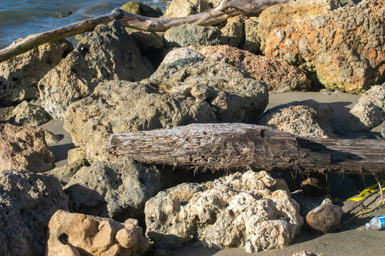 Grandes piedras irregulares se encuentran apiladas de forma natural cerca de la orilla del agua. La formaci&oacute;n rocosa, moldeada por el paso del tiempo y la fuerza del mar, crea una barrera natural entr