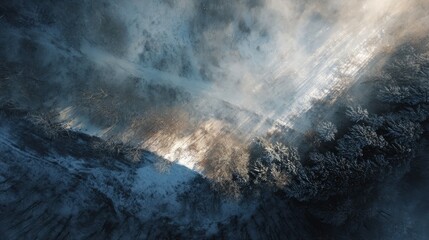 Dramatische Welle bricht an felsiger K&uuml;ste unter st&uuml;rmischem Himmel mit Gischt und Meeresspray
