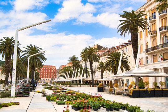 スプリットの海岸沿いの美しいストリート