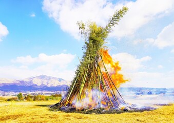 冬の屋外で燃えるどんどやの巨大なやぐら、日本の伝統的な正月行事