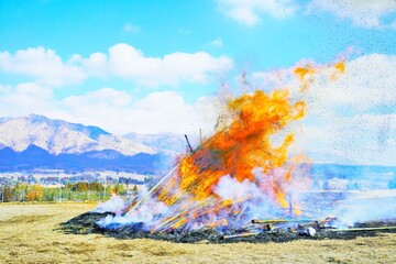 屋外で倒れた燃え盛るどんどやの巨大なやぐら、新年の幸福を招く日本の正月行事