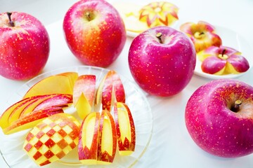 白背景に花びらりんご、市松模様、松などにカッティングされた美しい林檎