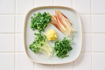 刻んだ薬味の盛り合わせ｜生姜・みょうが・大葉・小ねぎ・貝割れ大根