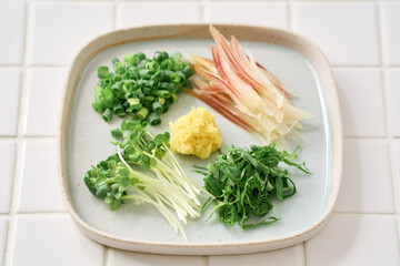 刻んだ薬味の盛り合わせ｜生姜・みょうが・大葉・小ねぎ・貝割れ大根