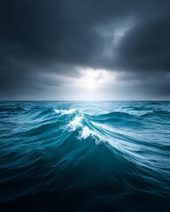 Fototapeta premium Dramatic ocean waves under a cloudy sky captivating the viewer.