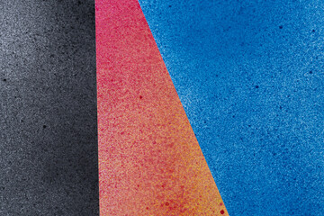 赤色と青色と黒色のスプレー塗料で塗った背景	