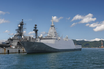 呉港、海上自衛隊旗を掲げて停泊する艦船 © maruboland