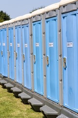 青い扉の仮設トイレ