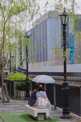 ベンチで休憩する人