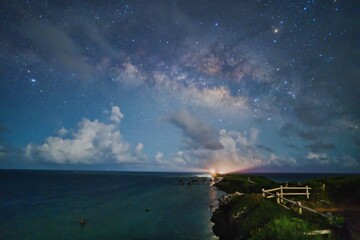 海岸沿いの丘から眺めた天の川