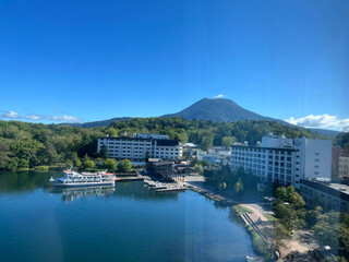 Fototapeta premium 湖畔の観光ホテルと野山