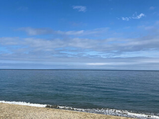 青空のもとの海と水平線