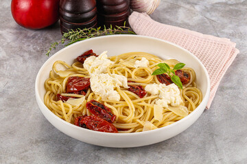 Italian spaghetti with stracciatella and tomato
