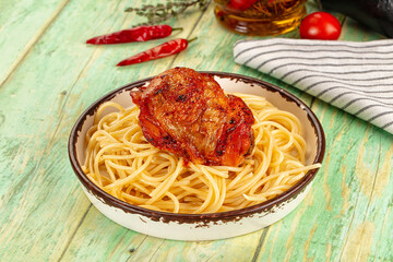 Pasta spaghetti with chicken thighs