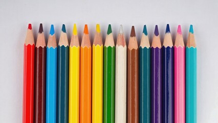 A series of colored pencils in the order from silver to red creates a visual accent and pleases the eye. Each color is saturated and vividly expresses individuality.