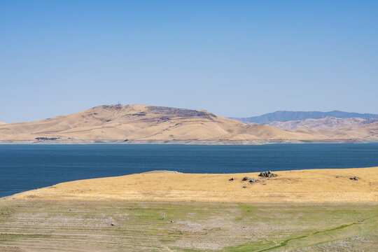 The Diablo Range is a mountain range in the California Coast Ranges. Mediterranean climate / dry summer climate. San Luis Reservoir Viewpoint Parking, Pacheco Pass Hwy, Merced County, California. 