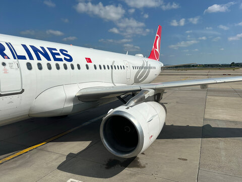 Boarding a Turkish Airlines Airbus A321 to Istanbul Airport