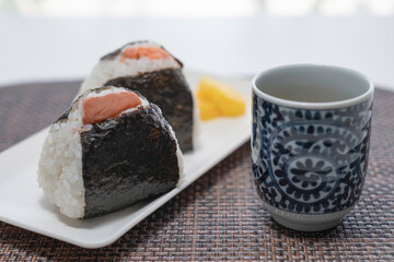 美味しそうなおにぎりと日本茶